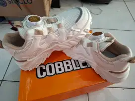 Sepatu sport anak perempuan
