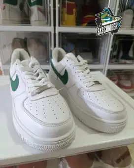 AF1 triple White green line Size: 43