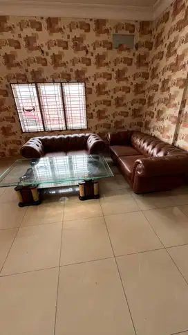 1 set ( 2 sofa , 1 meja kaca 1 meja hias)
