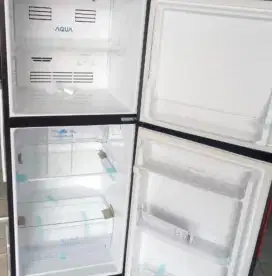 DIJUAL KULKAS (BEKAS) MERK AQUA AQR-D251
