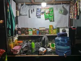 Rak steling dari kayu depan kiri dan kanan kaca
