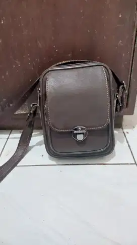 Tas selempang pria kulit asli