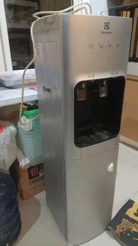Dijual kondisi prima Electrolux Dispenser Galon Bawah - EQBXF00BXSI