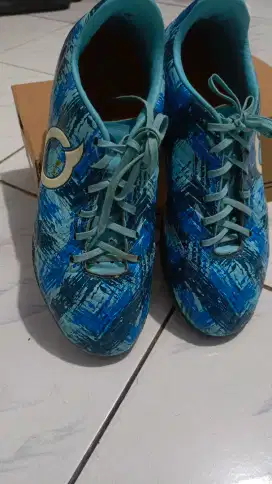 Di jual sepatu futsal size 40