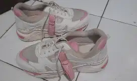 Sepatu  kets wanita