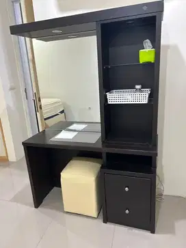 Meja rias kaca warna hitam