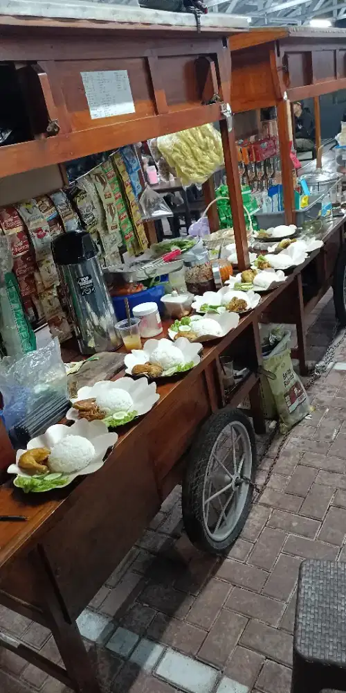 Jaga stand kafe perempuan