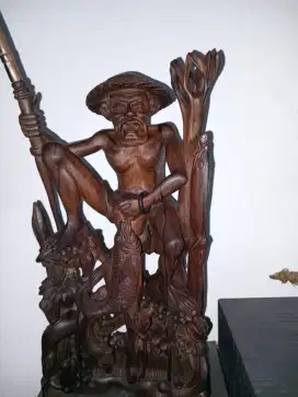 Patung kayu pria mancing
