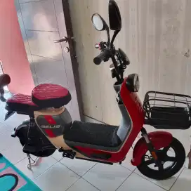 Sepeda Listrik Warna Merah