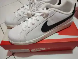 NIKE COURT ROYALE
