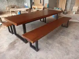 Meja makan trembesi solid