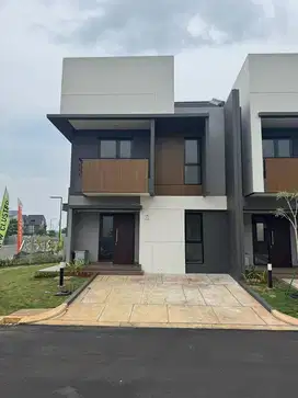 DISEWAKAN Rumah Hoek Baru Summarecon Crown Gading