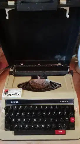 Mesin ketik kuno siap pakai