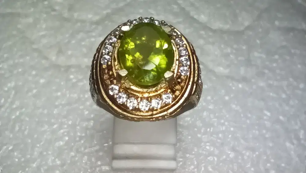 Cincin Natural Peridot 2.82 Ct Origin Burma Bersertifikat
