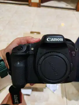 Canon EOS 7D mulus, normal dan ngegrip jarang dipakai