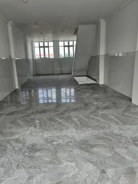 Ruko 4,5 lantai di pinggir jalan.