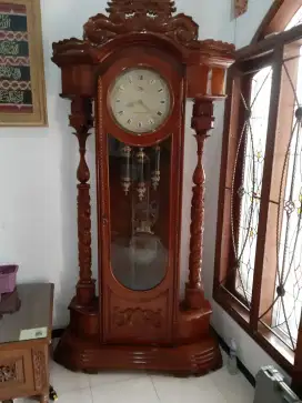 Junghans lemari ukir