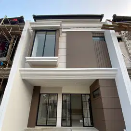 rumah 2 lantai 3 kamar tidur dekat pakuwon city