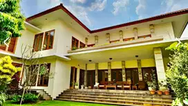 Rumah Bagus dan Sangat Terawat Style Modern-Tropis di dalam Perumahan