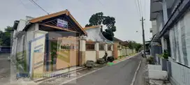 rumah dekat pasar dan terminal di nusukan solo