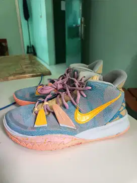 Sepatu basket kyrie ukuran 42,5 insole 27cm