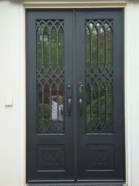 pintu utama besi tempa klasik