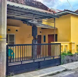 Rumah nyaman sederhana di perum pinggir jalan utama Mojolaban