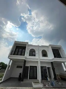 Rumah clasik eropa pinggir jln raya Bogor dkt Marco  brimob 800jutaan