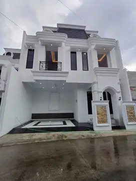 Rumah siap Huni,Akses langsung pinggir jalan 2 mobil di Jagakarsa