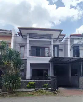 ARAYA MURAH ‼️Rumah 2 Lantai Lebar 9 Semi Furnish Sukolilo