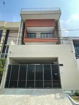 Rumah Mewah 4 Lantai Semi Furnished di Komplek Pulomas, JakTim