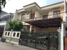 Rumah Bagus 2 Lantai dengan 4 Kamar Tidur di Komplek Rawamangun