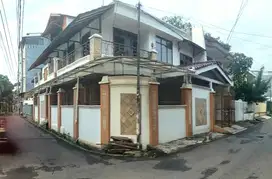 RUMAH HUK TANJUNG DUREN 2.5 LANTAI SEMIFURNISH DEPAN LAPANGAN OLAHRAGA