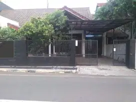 Rumah Siap Huni 1 Lantai dengan 4 Kamar Tidur di Komplek Jatiwaringin