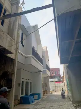 Rumah 2.5 Lantai Pinggir Jalan Bintara Kranj,Akses Mobil Bebas Banjir