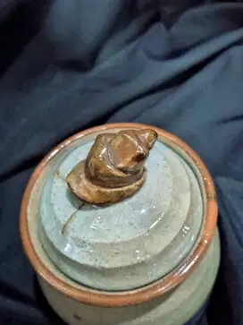 Guci keramik tutup keong