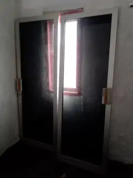 Jual Sekat kaca dengan 2 pintu kaca bahan aluminium