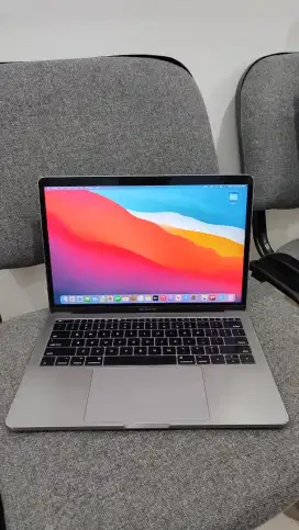 MacBook Pro 2017 i5/8/256GB