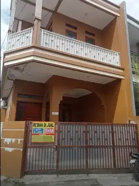 Rumah HOEK  cantik terawat di condet, siap huni