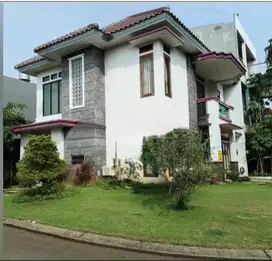 Dijual Rumah Mewah dengan lahan yg luas di Legenda Wisata