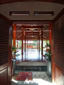 Rumah joglo klasik dan bangunan minimalis