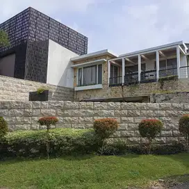 Rumah MEWAH Pool di TAMAN HUNIAN SATELIT SUKOMANUNGGAL dkt Graha