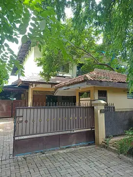 Dijual Cepat dan Murah Rumah dengan Lahan Luas di Ciracas