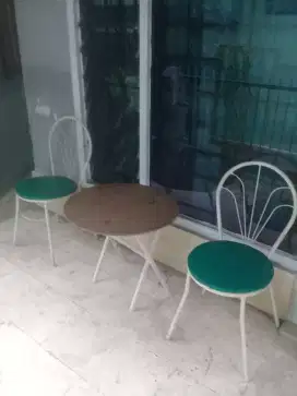 meja bulat dan 2 kursi besi.
