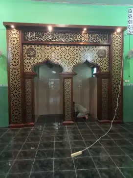 MIHROB MASJID UKIR ORNAMEN KALIGRAFI MATERIAL DARI KAYU JATI PERHUTANI