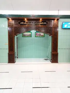 MIHROB MASJID UKIR ORNAMEN KALIGRAFI MATERIAL DARI KAYU JATI PERHUTANI