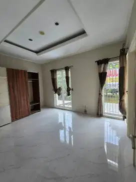 Rumah 2 lantai Modernland, siap huni, sudah renovasi