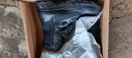 Sepatu PDL atau Security