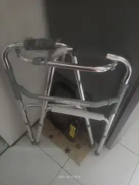 Walker alat bantu jalan