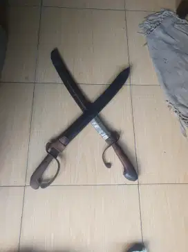 sepasang pedang antik sarung kulit